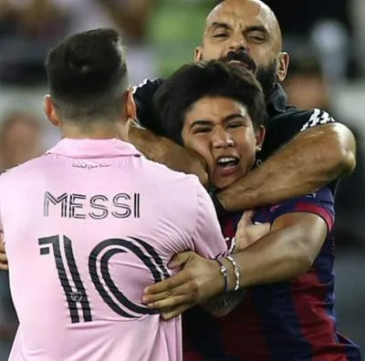 [Video] Guardaespaldas de Messi le ganó carrera a fanático y evitó abrazo (con rudeza)