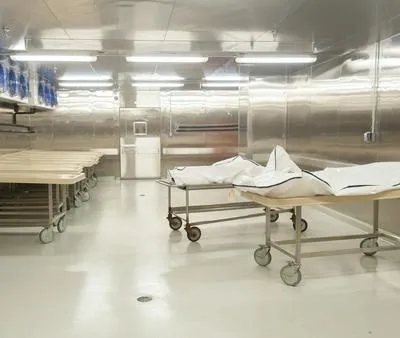 A Medicina legal e Medellín ingresaron cuerpos de dos hombres; médicos forenses esperan que familiares o conocidos se acerquen a reclamar los cuerpos.
