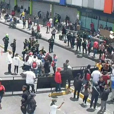 Foto de disturbio en San Victorino, en nota de que eso provocó desorden en Bogotá y en Transmilenio (video).