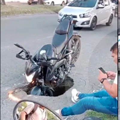 Motociclista que fue absorbido por un hueco en la Regional anuncia demanda contra la Alcaldía 