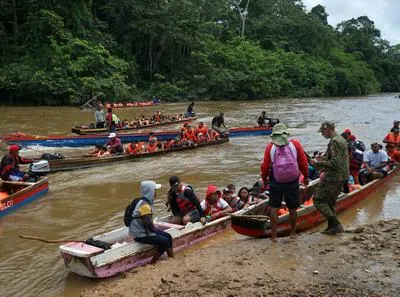 Capturan a 2 'coyotes' colombianos cuando transportaban 18 migrantes chinos