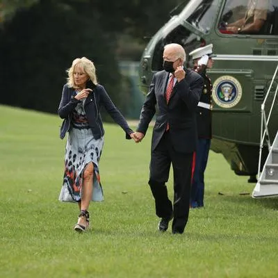 El presidente estadounidense Joe Biden y la primera dama Jill Biden, que tiene COVID-19.