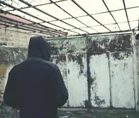 Hombre con capucha. En relación con agentes infiltrados en Colombia.