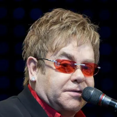 Elton John declaró en juicio contra Kevin Spacey por supuesto abuso a joven hecho en el año 2000.