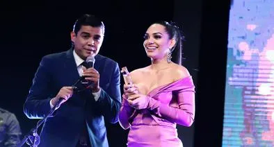 Andrea Valdiri desempolvó foto de cómo era su cara de adolescente; cejas impactaron.
