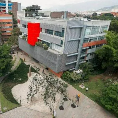 En Eafit murió hombre que cayó de quinto piso de edificio, en Medellín