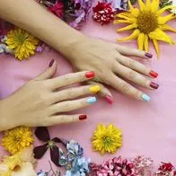 Uñas pintadas, en nota sobre colores que atraen el dinero y la buena fortuna 