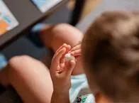 Niña. En relación con alimentación de menores en el ICBF.