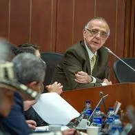 Ministro de Defensa, Iván Velásquez, explicó que los policías retirados pueden reintegrarse bajo ciertas condiciones.