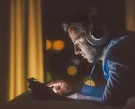 Causas de escuchar música con audífonos con un volumen alto; sugerencias