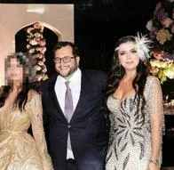 Carolyn Adams posando junto a José Ramón López Beltrán y su hija.