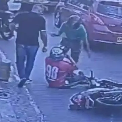 [Video] Hincha del Cali tumbó a otro de la moto por ser del América