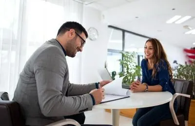 Persona en entrevista. En relación con ofertas de empleo en Colombia.