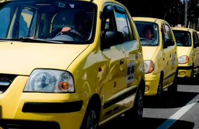 Gobierno Petro explica cómo los taxistas deberán actualizar RUNT