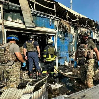 Volodimir Zelenski, presidente de Ucrania, confirmó en redes la muerte de 16 personas después de un bombardeo ruso en un mercado de Kostantínovk.