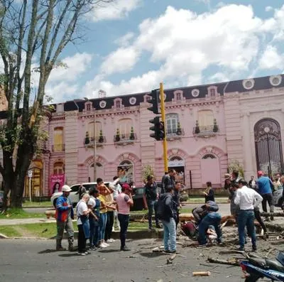Emergencia en el norte de Bogotá por caída de árbol: dos mujeres heridas y trancón