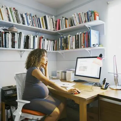 A la mujer le deben pagar el 100 % del salario durante la licencia de maternidad, según la ley.