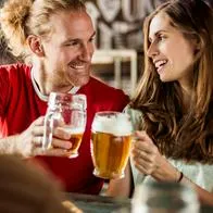 Estudios revelan si el alcohol hace ver a las personas más atractivas.