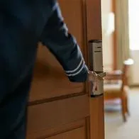 Así puede quitarle el ruido a su puerta en casa. 