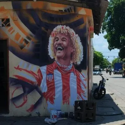 En Valledupar, un artista anónimo sorprendió con un mural en homenaje al 'Pibe' Valderrama, quien incluso lo vio y dejó promesa.