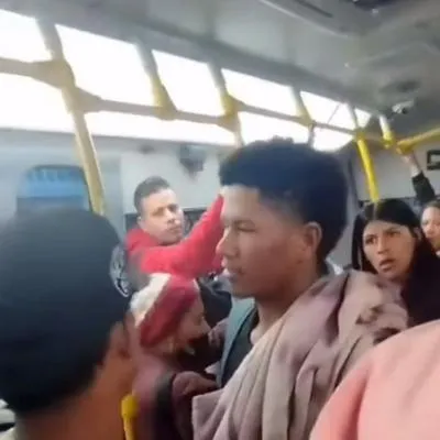 Mujer en Transmilenio de Bogotá se fue a puños con dos hombres y quedó en video