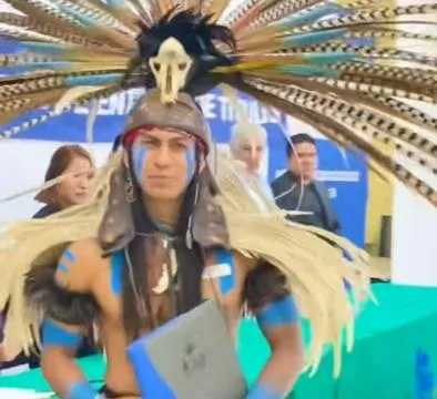 Fue con traje mexica a recibir su grado de ingeniero bioquímico
