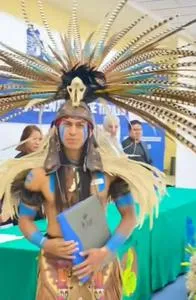 Hombre recibió su titulo de grado con extravagante traje: llamó la atención de muchos