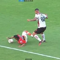 Mano penal que no le pitaron al América en Envigado este miércoles 6 de septiembre.