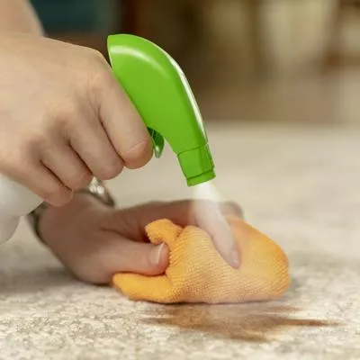 Quitarle las manchas al tapete será fácil con vinagre, agua y una plancha.