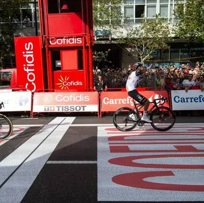 Así ganó Juan Sebastián Molano la etapa 12 de la Vuelta a España al cruzar de primero en el embalaje. Le ganó a sus dos rivales que lo perseguían. 