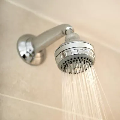 Cómo limpiar la ducha o regadera para que quede impecable y libre de bacterias: truco fácil y efectivo con productos caseros.