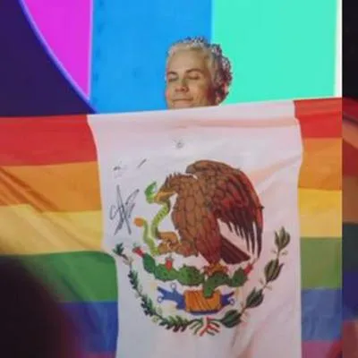 El cantante y actor Christian Cháves, de RBD, fue duramente criticado al alterar la bandera de México con los colores LGBTIQ+. Así reaccionaron fanáticos.
