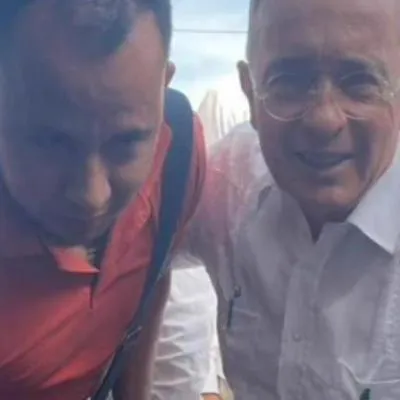 Marlon Cortés, un sargento de la reserva activa, sorprendió al expresidente Álvaro Uribe con un tatuaje de su rostro. Vea la foto.