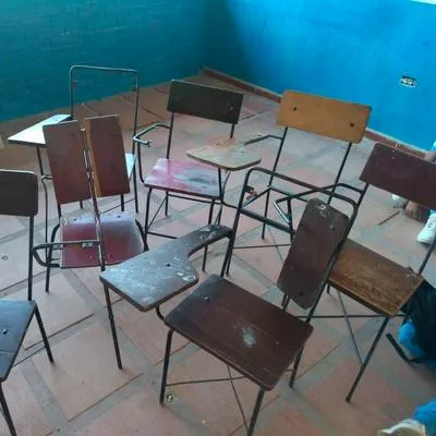 Estudiantes reciben clases en el piso por falta de sillas en colegio del Atlántico 