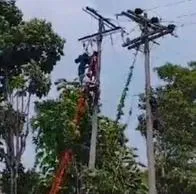 Empleado murió en Bolívar después de recibir descarga eléctrica cuando hacía arreglos en un poste.