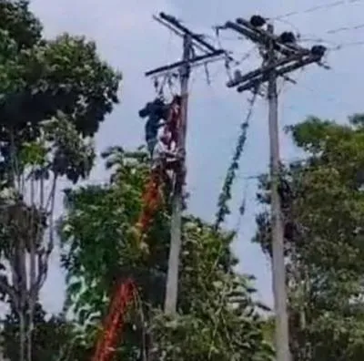 Empleado murió en Bolívar después de recibir descarga eléctrica cuando hacía arreglos en un poste.