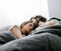 Esta es la mejor posición para dormir en pareja, según expertos