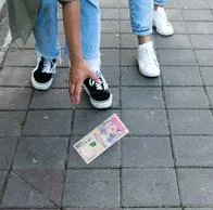 Filósofos y numerólogos explican que significado tiene el encontrarse dinero en la calle. Podría ser una señal de riqueza y abundancia para el futuro.