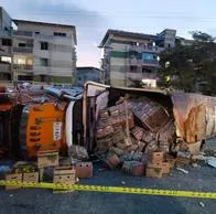 Volcamiento de tractomula dejó un herido y destrozos en un lavadero en Cartagena.