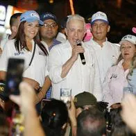 Álvaro Uribe, preocupado por reforma agraria y debilidad de Policía y Ejército