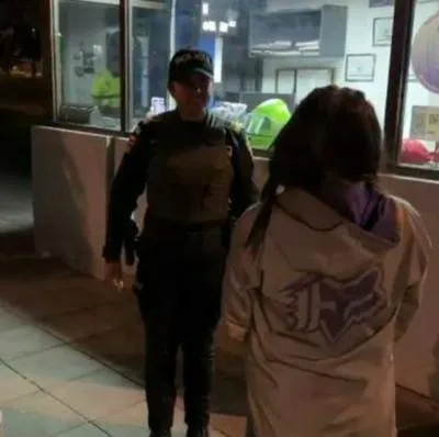 Dos menores de 13 y 15 años le robaron la moto a una mujer en el barrio Modelia de Bogotá. La comunidad los atrapó y los entregó a la Policía. 