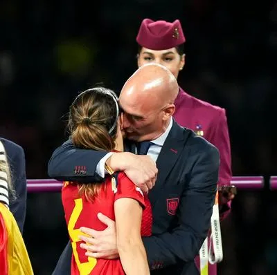 Fiscalía española acuso a Luis Rubiales por le delito de agresión después del polémico beso a Jenni Hermoso en la final del Mundial Femenino 2023.