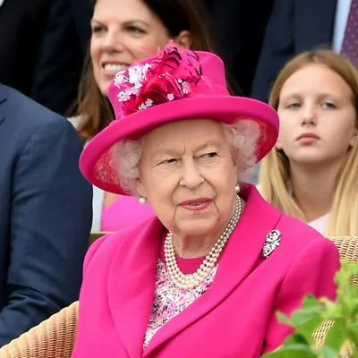 Reina Isabel II, en nota sobre cuántos años tenía cuando falleció vs. la edad de su hijo el rey Carlos III
