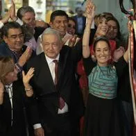 Claudia Sheinbaum y AMLO bastón de Mando 