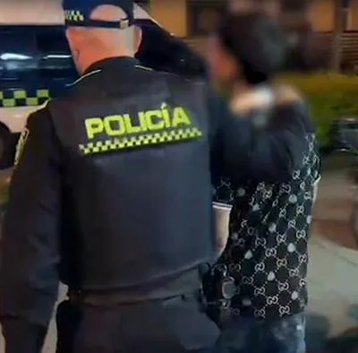 La Policía y ciudadanía en Bogotá frustraron el robo de una bicicleta eléctrica. Dos menores de edad tumbaron y golpearon a la dueña del vehículo.