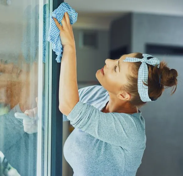 Cómo limpiar el marco blanco o riel de las ventanas: truco sencillo con productos que tiene en casa para que le quede impecable.