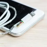 Con estos trucos puede evitar que el cargador del celular se dañe de manera raída. Resortes para esferos y cinta podrían alargar la vida útil del elemento.