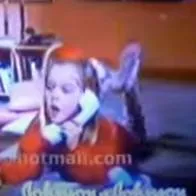 Así se ve la niña del famoso comercial Johnson & Johnson; tiene negociazo de ropa