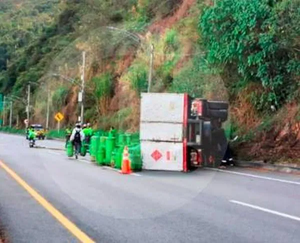 Camión con gas se volcó en la vía a Santa Fe de Antioquia a la altura de Palmitas