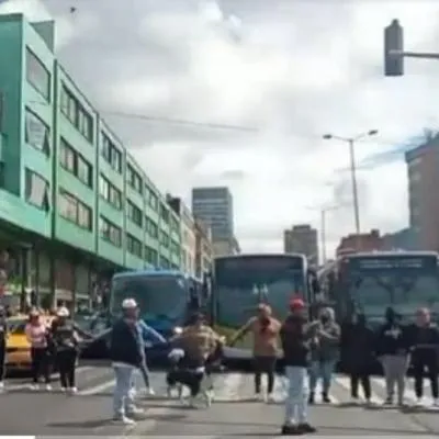 Protestas en Bogotá con comerciantes de San Victorino que tienen afectado el servicio de Transmilenio en el centro de la ciudad. 